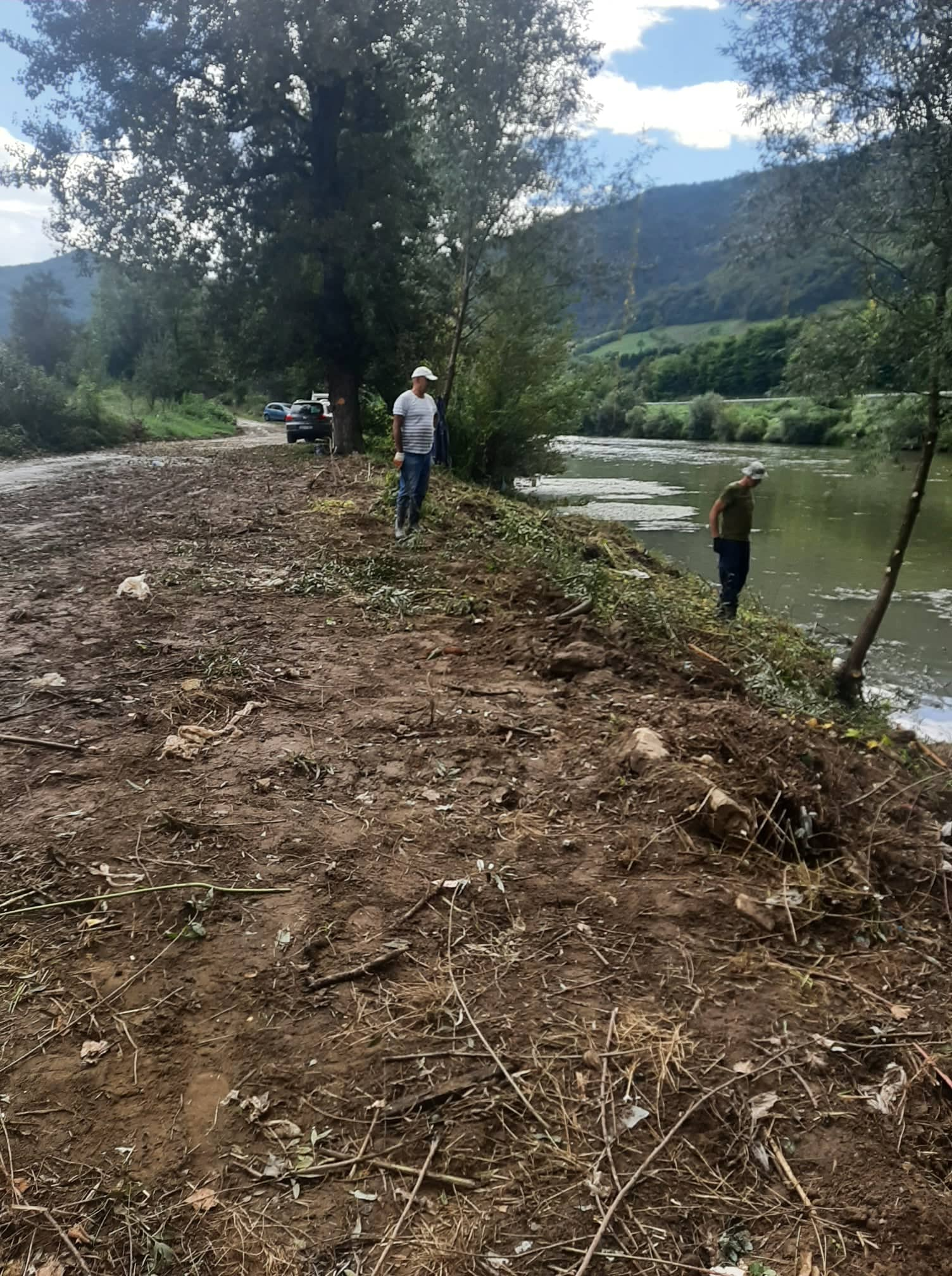 Završna faza čićšenja i košenja ribolovno/takmičarske staze ,,Zelena oaza” Putovičko polje 10. 09. 2022. godine